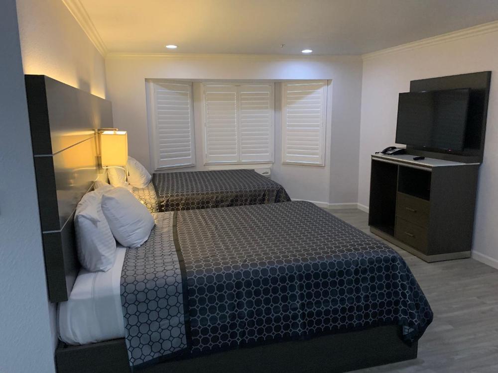 Deluxe Family Room interior